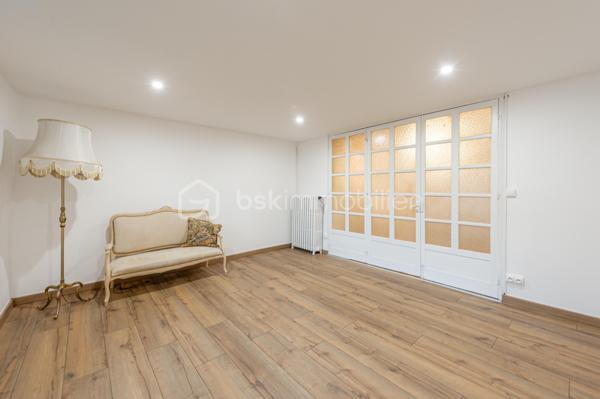 Bienvenue dans cet appartement rare par sa superficie notamment  , idéalement situé au cœur de la ville de la Roche-sur-Foron , alliant charme et espace moderne. 
Avec ses 224m², cet appartement unique bénéficie de 5 pièces parfaitement aménagées pour créer une atmosphère chaleureuse et conviviale.
Le bien possède un appartement  avec accès totalement indépendant, idéal pour du locatif ou pour créer un espace professionnel ( profession libérale...)

Les extérieurs proposent une vaste terrasse, ainsi qu'un espace jardin sur l'arrière de la bâtisse. 
En annexes : grande cave pour stockage ainsi qu'une place de parking privatif pour plus de confort. 

À proximité, bénéficiez des commerces, écoles , gare et transports en commun pour un quotidien facilité.
Contact  Séverine TOSI pour programmer une visite.