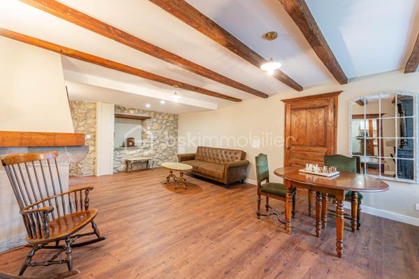 Bienvenue dans cet appartement rare par sa superficie notamment  , idéalement situé au cœur de la ville de la Roche-sur-Foron , alliant charme et espace moderne. 
Avec ses 224m², cet appartement unique bénéficie de 5 pièces parfaitement aménagées pour créer une atmosphère chaleureuse et conviviale.
Le bien possède un appartement  avec accès totalement indépendant, idéal pour du locatif ou pour créer un espace professionnel ( profession libérale...)

Les extérieurs proposent une vaste terrasse, ainsi qu'un espace jardin sur l'arrière de la bâtisse. 
En annexes : grande cave pour stockage ainsi qu'une place de parking privatif pour plus de confort. 

À proximité, bénéficiez des commerces, écoles , gare et transports en commun pour un quotidien facilité.
Contact  Séverine TOSI pour programmer une visite.