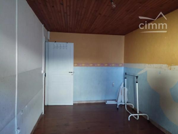A vendre une maison de ville comprenant  une pièce de vie de 19m², une salle de bain, WC, 2 chambres.