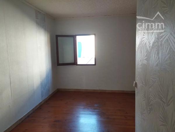 A vendre une maison de ville comprenant  une pièce de vie de 19m², une salle de bain, WC, 2 chambres.