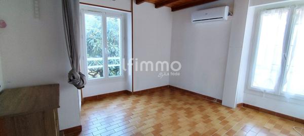 Maison de village+ terrasse + dépendance 75 m² à rénover.