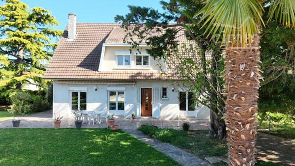 Rare à la vente : le charme d’un parc de 3 086 m² en plein centre du village.
