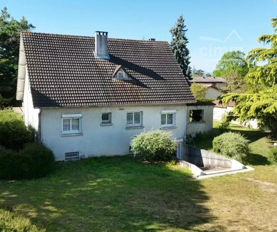 Rare à la vente : le charme d’un parc de 3 086 m² en plein centre du village.