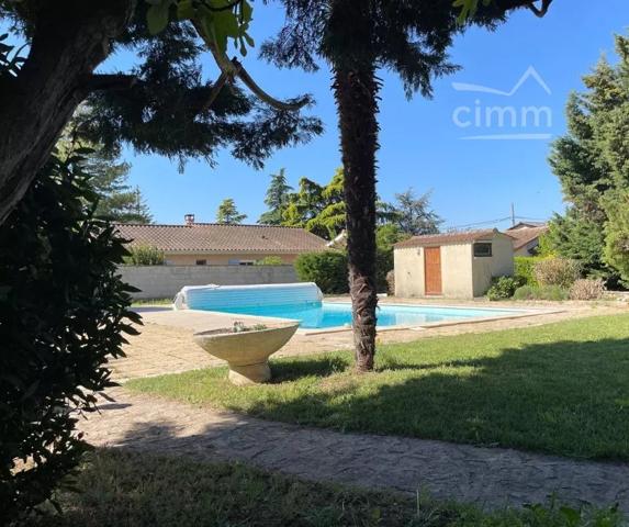 Rare à la vente : le charme d’un parc de 3 086 m² en plein centre du village.
