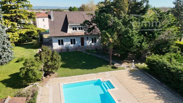 Rare à la vente : le charme d’un parc de 3 086 m² en plein centre du village.