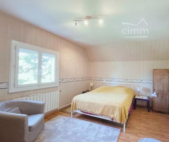 Rare à la vente : le charme d’un parc de 3 086 m² en plein centre du village.