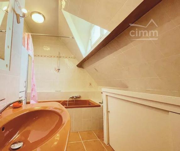 Rare à la vente : le charme d’un parc de 3 086 m² en plein centre du village.
