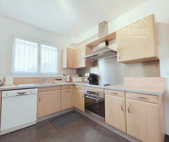 Rare à la vente : le charme d’un parc de 3 086 m² en plein centre du village.