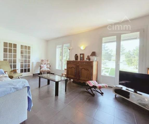 Rare à la vente : le charme d’un parc de 3 086 m² en plein centre du village.
