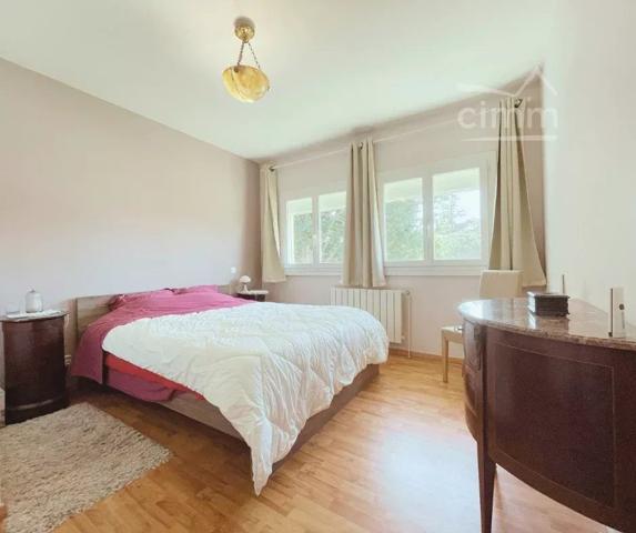 Rare à la vente : le charme d’un parc de 3 086 m² en plein centre du village.