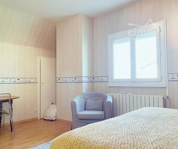 Rare à la vente : le charme d’un parc de 3 086 m² en plein centre du village.