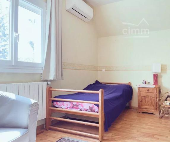 Rare à la vente : le charme d’un parc de 3 086 m² en plein centre du village.