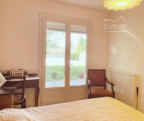 Rare à la vente : le charme d’un parc de 3 086 m² en plein centre du village.