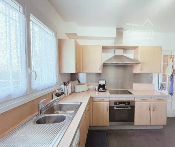 Rare à la vente : le charme d’un parc de 3 086 m² en plein centre du village.