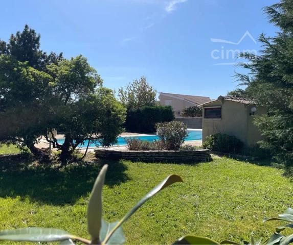 Rare à la vente : le charme d’un parc de 3 086 m² en plein centre du village.