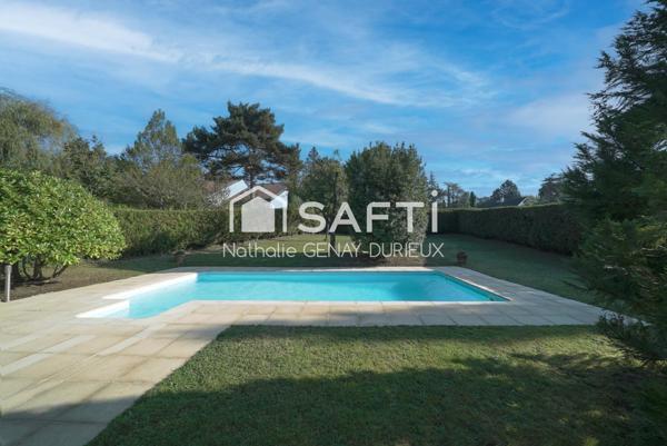 Maison d'architecte T6 de 166 m2 de surface habitable sur une parcelle de 1500 m2 avec piscine.