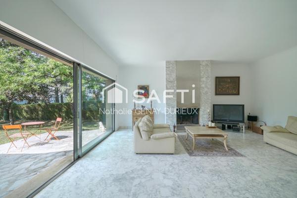 Maison d'architecte T6 de 166 m2 de surface habitable sur une parcelle de 1500 m2 avec piscine.