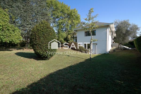 Maison d'architecte T6 de 166 m2 de surface habitable sur une parcelle de 1500 m2 avec piscine.