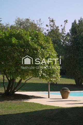 Maison d'architecte T6 de 166 m2 de surface habitable sur une parcelle de 1500 m2 avec piscine.