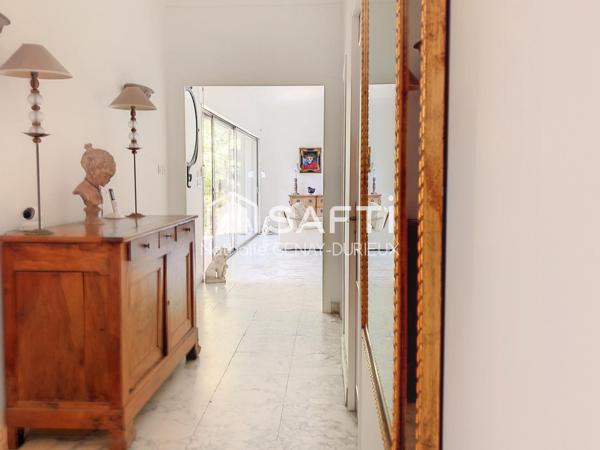 Maison d'architecte T6 de 166 m2 de surface habitable sur une parcelle de 1500 m2 avec piscine.