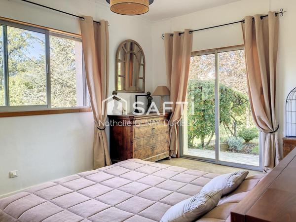 Maison d'architecte T6 de 166 m2 de surface habitable sur une parcelle de 1500 m2 avec piscine.