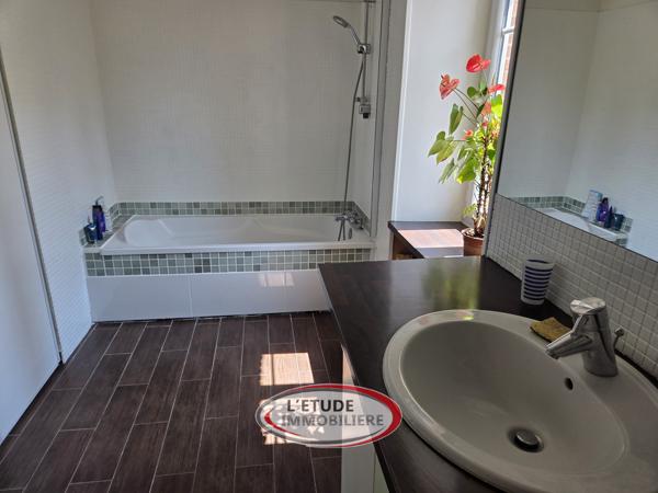 Sainte Pazanne bourg : Maison atypique et de charme, 3 chambres, jardin, garage !