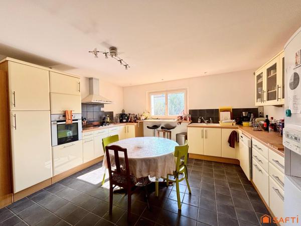 Maison de ville 227m2, 6 chambres, garage, jardin!