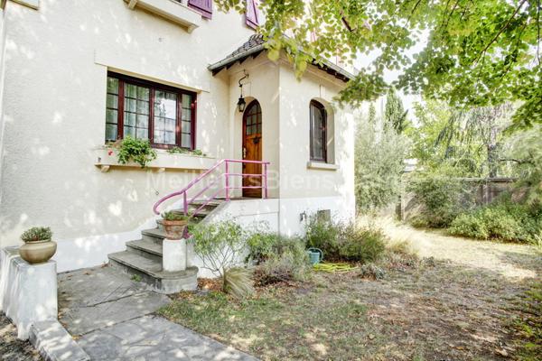 Maison de famille avec joli jardin et belles possibilités d'agencement.
