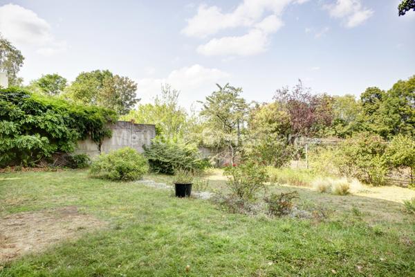 Maison de famille avec joli jardin et belles possibilités d'agencement.