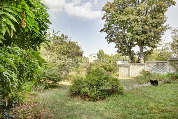 Maison de famille avec joli jardin et belles possibilités d'agencement.