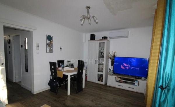 Maison de 80m2 avec 3 chambres, jardin et garage.