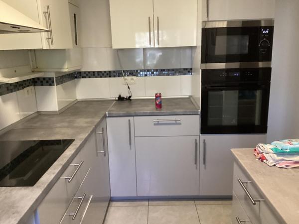 Maison de 80m2 avec 3 chambres, jardin et garage.