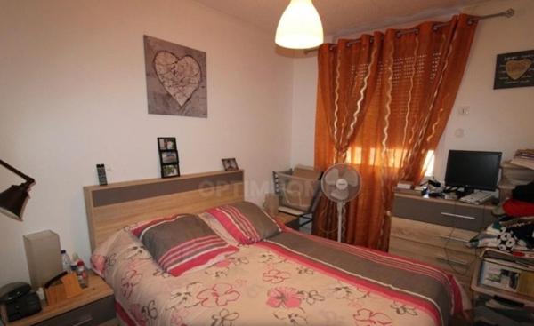 Maison de 80m2 avec 3 chambres, jardin et garage.