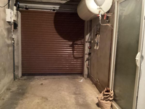 Maison de 80m2 avec 3 chambres, jardin et garage.