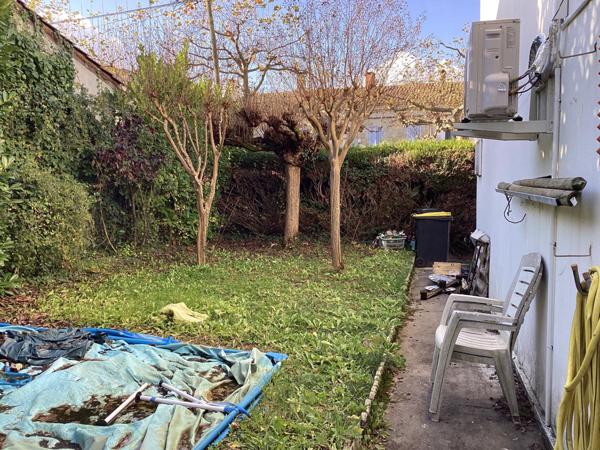 Maison de 80m2 avec 3 chambres, jardin et garage.