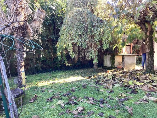 Maison de 80m2 avec 3 chambres, jardin et garage.