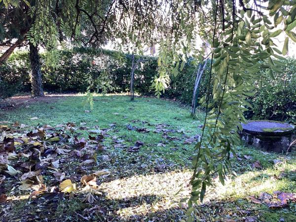 Maison de 80m2 avec 3 chambres, jardin et garage.