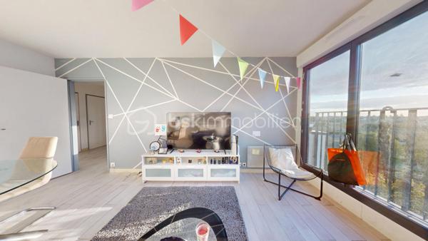 URGENT !! 

//VISITE VIRTUELLE SUR DEMANDE (meublée et démeublée)\\

Découvrez cet appartement de 61 m² situé au 5ᵉ étage d’un immeuble récemment rénové. Bien agencé et agréable à vivre, il conviendra aussi bien à un jeune couple qu’à une petite famille. Actuellement loué meublé, il pourrait également être vendu libre de toute occupation.

L’appartement comprend un séjour lumineux, une cuisine indépendante équipée, deux chambres, une salle de bains et des WC séparés. Une cave privative vient compléter l’ensemble pour offrir un espace de rangement supplémentaire.

Au quotidien, tout est à proximité :
• École élémentaire et lycée au pied de l’immeuble,
• Parking et espace vert juste en bas,
• Gare de Montargis à quelques minutes, avec Paris accessible en environ 1 heure.

Autre avantage : les travaux de la résidence ont déjà été votés et financés. Aucun gros frais à prévoir, il ne reste plus qu’à s’installer.

Un appartement lumineux, pratique et bien situé, idéal pour y vivre ou réaliser un investissement. À découvrir sans tarder !

Taxe foncière 2026 : 1131 €
Loyer : 600 € / Charges : 0€
—