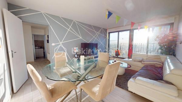 URGENT !! 

//VISITE VIRTUELLE SUR DEMANDE (meublée et démeublée)\\

Découvrez cet appartement de 61 m² situé au 5ᵉ étage d’un immeuble récemment rénové. Bien agencé et agréable à vivre, il conviendra aussi bien à un jeune couple qu’à une petite famille. Actuellement loué meublé, il pourrait également être vendu libre de toute occupation.

L’appartement comprend un séjour lumineux, une cuisine indépendante équipée, deux chambres, une salle de bains et des WC séparés. Une cave privative vient compléter l’ensemble pour offrir un espace de rangement supplémentaire.

Au quotidien, tout est à proximité :
• École élémentaire et lycée au pied de l’immeuble,
• Parking et espace vert juste en bas,
• Gare de Montargis à quelques minutes, avec Paris accessible en environ 1 heure.

Autre avantage : les travaux de la résidence ont déjà été votés et financés. Aucun gros frais à prévoir, il ne reste plus qu’à s’installer.

Un appartement lumineux, pratique et bien situé, idéal pour y vivre ou réaliser un investissement. À découvrir sans tarder !

Taxe foncière 2026 : 1131 €
Loyer : 600 € / Charges : 0€
—