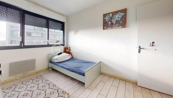 URGENT !! 

//VISITE VIRTUELLE SUR DEMANDE (meublée et démeublée)\\

Découvrez cet appartement de 61 m² situé au 5ᵉ étage d’un immeuble récemment rénové. Bien agencé et agréable à vivre, il conviendra aussi bien à un jeune couple qu’à une petite famille. Actuellement loué meublé, il pourrait également être vendu libre de toute occupation.

L’appartement comprend un séjour lumineux, une cuisine indépendante équipée, deux chambres, une salle de bains et des WC séparés. Une cave privative vient compléter l’ensemble pour offrir un espace de rangement supplémentaire.

Au quotidien, tout est à proximité :
• École élémentaire et lycée au pied de l’immeuble,
• Parking et espace vert juste en bas,
• Gare de Montargis à quelques minutes, avec Paris accessible en environ 1 heure.

Autre avantage : les travaux de la résidence ont déjà été votés et financés. Aucun gros frais à prévoir, il ne reste plus qu’à s’installer.

Un appartement lumineux, pratique et bien situé, idéal pour y vivre ou réaliser un investissement. À découvrir sans tarder !

Taxe foncière 2026 : 1131 €
Loyer : 600 € / Charges : 0€
—