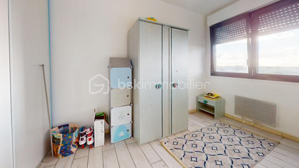 URGENT !! 

//VISITE VIRTUELLE SUR DEMANDE (meublée et démeublée)\\

Découvrez cet appartement de 61 m² situé au 5ᵉ étage d’un immeuble récemment rénové. Bien agencé et agréable à vivre, il conviendra aussi bien à un jeune couple qu’à une petite famille. Actuellement loué meublé, il pourrait également être vendu libre de toute occupation.

L’appartement comprend un séjour lumineux, une cuisine indépendante équipée, deux chambres, une salle de bains et des WC séparés. Une cave privative vient compléter l’ensemble pour offrir un espace de rangement supplémentaire.

Au quotidien, tout est à proximité :
• École élémentaire et lycée au pied de l’immeuble,
• Parking et espace vert juste en bas,
• Gare de Montargis à quelques minutes, avec Paris accessible en environ 1 heure.

Autre avantage : les travaux de la résidence ont déjà été votés et financés. Aucun gros frais à prévoir, il ne reste plus qu’à s’installer.

Un appartement lumineux, pratique et bien situé, idéal pour y vivre ou réaliser un investissement. À découvrir sans tarder !

Taxe foncière 2026 : 1131 €
Loyer : 600 € / Charges : 0€
—