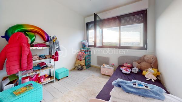 URGENT !! 

//VISITE VIRTUELLE SUR DEMANDE (meublée et démeublée)\\

Découvrez cet appartement de 61 m² situé au 5ᵉ étage d’un immeuble récemment rénové. Bien agencé et agréable à vivre, il conviendra aussi bien à un jeune couple qu’à une petite famille. Actuellement loué meublé, il pourrait également être vendu libre de toute occupation.

L’appartement comprend un séjour lumineux, une cuisine indépendante équipée, deux chambres, une salle de bains et des WC séparés. Une cave privative vient compléter l’ensemble pour offrir un espace de rangement supplémentaire.

Au quotidien, tout est à proximité :
• École élémentaire et lycée au pied de l’immeuble,
• Parking et espace vert juste en bas,
• Gare de Montargis à quelques minutes, avec Paris accessible en environ 1 heure.

Autre avantage : les travaux de la résidence ont déjà été votés et financés. Aucun gros frais à prévoir, il ne reste plus qu’à s’installer.

Un appartement lumineux, pratique et bien situé, idéal pour y vivre ou réaliser un investissement. À découvrir sans tarder !

Taxe foncière 2026 : 1131 €
Loyer : 600 € / Charges : 0€
—