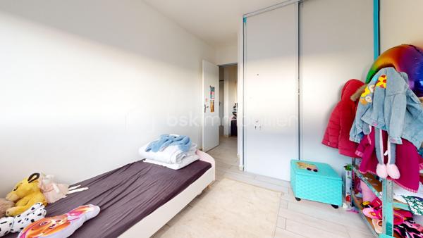 URGENT !! 

//VISITE VIRTUELLE SUR DEMANDE (meublée et démeublée)\\

Découvrez cet appartement de 61 m² situé au 5ᵉ étage d’un immeuble récemment rénové. Bien agencé et agréable à vivre, il conviendra aussi bien à un jeune couple qu’à une petite famille. Actuellement loué meublé, il pourrait également être vendu libre de toute occupation.

L’appartement comprend un séjour lumineux, une cuisine indépendante équipée, deux chambres, une salle de bains et des WC séparés. Une cave privative vient compléter l’ensemble pour offrir un espace de rangement supplémentaire.

Au quotidien, tout est à proximité :
• École élémentaire et lycée au pied de l’immeuble,
• Parking et espace vert juste en bas,
• Gare de Montargis à quelques minutes, avec Paris accessible en environ 1 heure.

Autre avantage : les travaux de la résidence ont déjà été votés et financés. Aucun gros frais à prévoir, il ne reste plus qu’à s’installer.

Un appartement lumineux, pratique et bien situé, idéal pour y vivre ou réaliser un investissement. À découvrir sans tarder !

Taxe foncière 2026 : 1131 €
Loyer : 600 € / Charges : 0€
—