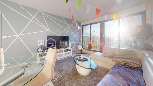 URGENT !! 

//VISITE VIRTUELLE SUR DEMANDE (meublée et démeublée)\\

Découvrez cet appartement de 61 m² situé au 5ᵉ étage d’un immeuble récemment rénové. Bien agencé et agréable à vivre, il conviendra aussi bien à un jeune couple qu’à une petite famille. Actuellement loué meublé, il pourrait également être vendu libre de toute occupation.

L’appartement comprend un séjour lumineux, une cuisine indépendante équipée, deux chambres, une salle de bains et des WC séparés. Une cave privative vient compléter l’ensemble pour offrir un espace de rangement supplémentaire.

Au quotidien, tout est à proximité :
• École élémentaire et lycée au pied de l’immeuble,
• Parking et espace vert juste en bas,
• Gare de Montargis à quelques minutes, avec Paris accessible en environ 1 heure.

Autre avantage : les travaux de la résidence ont déjà été votés et financés. Aucun gros frais à prévoir, il ne reste plus qu’à s’installer.

Un appartement lumineux, pratique et bien situé, idéal pour y vivre ou réaliser un investissement. À découvrir sans tarder !

Taxe foncière 2026 : 1131 €
Loyer : 600 € / Charges : 0€
—