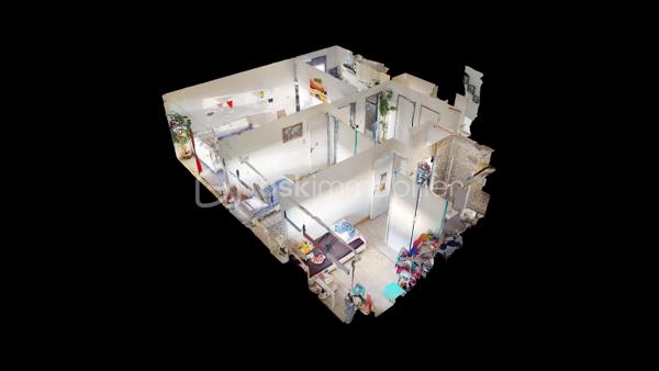 URGENT !! 

//VISITE VIRTUELLE SUR DEMANDE (meublée et démeublée)\\

Découvrez cet appartement de 61 m² situé au 5ᵉ étage d’un immeuble récemment rénové. Bien agencé et agréable à vivre, il conviendra aussi bien à un jeune couple qu’à une petite famille. Actuellement loué meublé, il pourrait également être vendu libre de toute occupation.

L’appartement comprend un séjour lumineux, une cuisine indépendante équipée, deux chambres, une salle de bains et des WC séparés. Une cave privative vient compléter l’ensemble pour offrir un espace de rangement supplémentaire.

Au quotidien, tout est à proximité :
• École élémentaire et lycée au pied de l’immeuble,
• Parking et espace vert juste en bas,
• Gare de Montargis à quelques minutes, avec Paris accessible en environ 1 heure.

Autre avantage : les travaux de la résidence ont déjà été votés et financés. Aucun gros frais à prévoir, il ne reste plus qu’à s’installer.

Un appartement lumineux, pratique et bien situé, idéal pour y vivre ou réaliser un investissement. À découvrir sans tarder !

Taxe foncière 2026 : 1131 €
Loyer : 600 € / Charges : 0€
—
