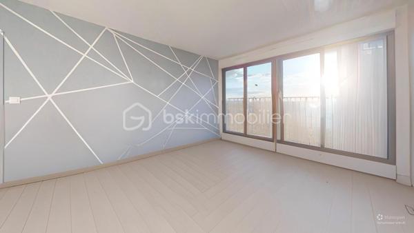 URGENT !! 

//VISITE VIRTUELLE SUR DEMANDE (meublée et démeublée)\\

Découvrez cet appartement de 61 m² situé au 5ᵉ étage d’un immeuble récemment rénové. Bien agencé et agréable à vivre, il conviendra aussi bien à un jeune couple qu’à une petite famille. Actuellement loué meublé, il pourrait également être vendu libre de toute occupation.

L’appartement comprend un séjour lumineux, une cuisine indépendante équipée, deux chambres, une salle de bains et des WC séparés. Une cave privative vient compléter l’ensemble pour offrir un espace de rangement supplémentaire.

Au quotidien, tout est à proximité :
• École élémentaire et lycée au pied de l’immeuble,
• Parking et espace vert juste en bas,
• Gare de Montargis à quelques minutes, avec Paris accessible en environ 1 heure.

Autre avantage : les travaux de la résidence ont déjà été votés et financés. Aucun gros frais à prévoir, il ne reste plus qu’à s’installer.

Un appartement lumineux, pratique et bien situé, idéal pour y vivre ou réaliser un investissement. À découvrir sans tarder !

Taxe foncière 2026 : 1131 €
Loyer : 600 € / Charges : 0€
—