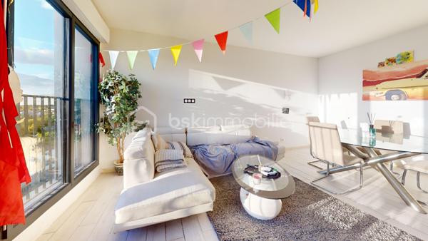 URGENT !! 

//VISITE VIRTUELLE SUR DEMANDE (meublée et démeublée)\\

Découvrez cet appartement de 61 m² situé au 5ᵉ étage d’un immeuble récemment rénové. Bien agencé et agréable à vivre, il conviendra aussi bien à un jeune couple qu’à une petite famille. Actuellement loué meublé, il pourrait également être vendu libre de toute occupation.

L’appartement comprend un séjour lumineux, une cuisine indépendante équipée, deux chambres, une salle de bains et des WC séparés. Une cave privative vient compléter l’ensemble pour offrir un espace de rangement supplémentaire.

Au quotidien, tout est à proximité :
• École élémentaire et lycée au pied de l’immeuble,
• Parking et espace vert juste en bas,
• Gare de Montargis à quelques minutes, avec Paris accessible en environ 1 heure.

Autre avantage : les travaux de la résidence ont déjà été votés et financés. Aucun gros frais à prévoir, il ne reste plus qu’à s’installer.

Un appartement lumineux, pratique et bien situé, idéal pour y vivre ou réaliser un investissement. À découvrir sans tarder !

Taxe foncière 2026 : 1131 €
Loyer : 600 € / Charges : 0€
—