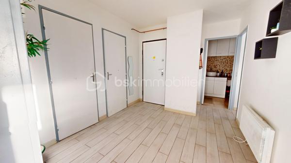 URGENT !! 

//VISITE VIRTUELLE SUR DEMANDE (meublée et démeublée)\\

Découvrez cet appartement de 61 m² situé au 5ᵉ étage d’un immeuble récemment rénové. Bien agencé et agréable à vivre, il conviendra aussi bien à un jeune couple qu’à une petite famille. Actuellement loué meublé, il pourrait également être vendu libre de toute occupation.

L’appartement comprend un séjour lumineux, une cuisine indépendante équipée, deux chambres, une salle de bains et des WC séparés. Une cave privative vient compléter l’ensemble pour offrir un espace de rangement supplémentaire.

Au quotidien, tout est à proximité :
• École élémentaire et lycée au pied de l’immeuble,
• Parking et espace vert juste en bas,
• Gare de Montargis à quelques minutes, avec Paris accessible en environ 1 heure.

Autre avantage : les travaux de la résidence ont déjà été votés et financés. Aucun gros frais à prévoir, il ne reste plus qu’à s’installer.

Un appartement lumineux, pratique et bien situé, idéal pour y vivre ou réaliser un investissement. À découvrir sans tarder !

Taxe foncière 2026 : 1131 €
Loyer : 600 € / Charges : 0€
—