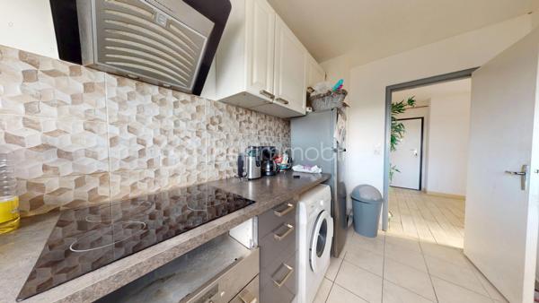 URGENT !! 

//VISITE VIRTUELLE SUR DEMANDE (meublée et démeublée)\\

Découvrez cet appartement de 61 m² situé au 5ᵉ étage d’un immeuble récemment rénové. Bien agencé et agréable à vivre, il conviendra aussi bien à un jeune couple qu’à une petite famille. Actuellement loué meublé, il pourrait également être vendu libre de toute occupation.

L’appartement comprend un séjour lumineux, une cuisine indépendante équipée, deux chambres, une salle de bains et des WC séparés. Une cave privative vient compléter l’ensemble pour offrir un espace de rangement supplémentaire.

Au quotidien, tout est à proximité :
• École élémentaire et lycée au pied de l’immeuble,
• Parking et espace vert juste en bas,
• Gare de Montargis à quelques minutes, avec Paris accessible en environ 1 heure.

Autre avantage : les travaux de la résidence ont déjà été votés et financés. Aucun gros frais à prévoir, il ne reste plus qu’à s’installer.

Un appartement lumineux, pratique et bien situé, idéal pour y vivre ou réaliser un investissement. À découvrir sans tarder !

Taxe foncière 2026 : 1131 €
Loyer : 600 € / Charges : 0€
—