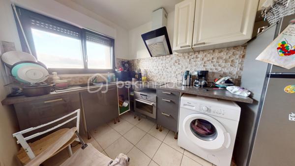 URGENT !! 

//VISITE VIRTUELLE SUR DEMANDE (meublée et démeublée)\\

Découvrez cet appartement de 61 m² situé au 5ᵉ étage d’un immeuble récemment rénové. Bien agencé et agréable à vivre, il conviendra aussi bien à un jeune couple qu’à une petite famille. Actuellement loué meublé, il pourrait également être vendu libre de toute occupation.

L’appartement comprend un séjour lumineux, une cuisine indépendante équipée, deux chambres, une salle de bains et des WC séparés. Une cave privative vient compléter l’ensemble pour offrir un espace de rangement supplémentaire.

Au quotidien, tout est à proximité :
• École élémentaire et lycée au pied de l’immeuble,
• Parking et espace vert juste en bas,
• Gare de Montargis à quelques minutes, avec Paris accessible en environ 1 heure.

Autre avantage : les travaux de la résidence ont déjà été votés et financés. Aucun gros frais à prévoir, il ne reste plus qu’à s’installer.

Un appartement lumineux, pratique et bien situé, idéal pour y vivre ou réaliser un investissement. À découvrir sans tarder !

Taxe foncière 2026 : 1131 €
Loyer : 600 € / Charges : 0€
—